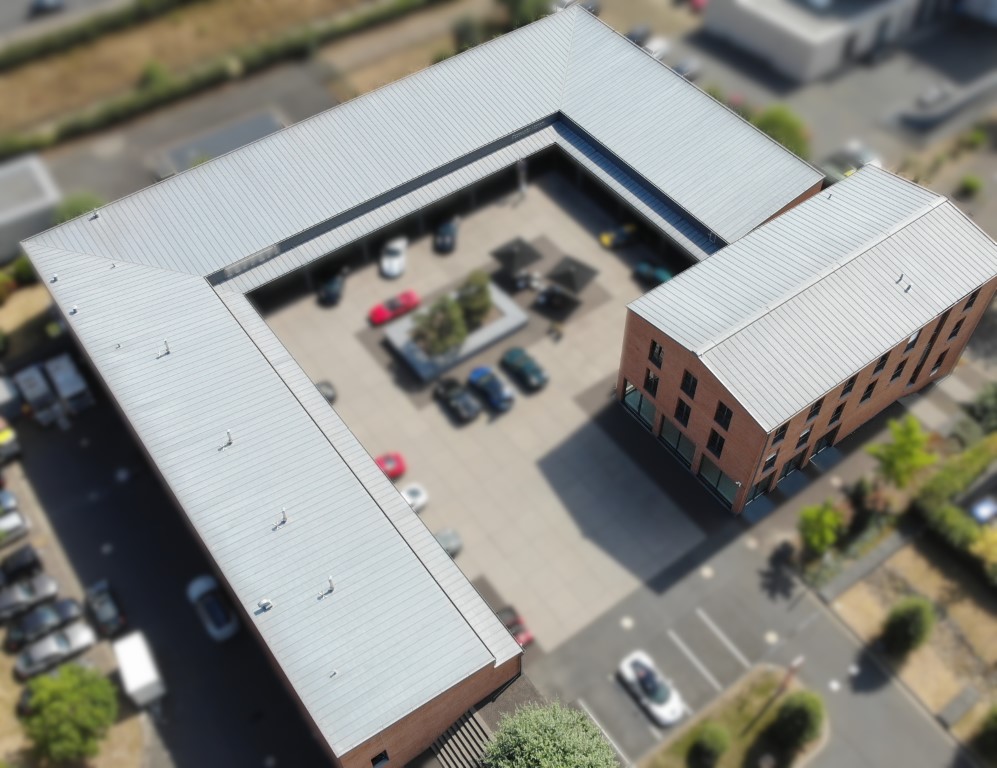 Autohaus mit Blechpfalzdach