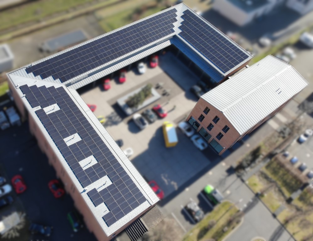 Autohaus mit Photovoltaikanlage auf Blechpfalzdach