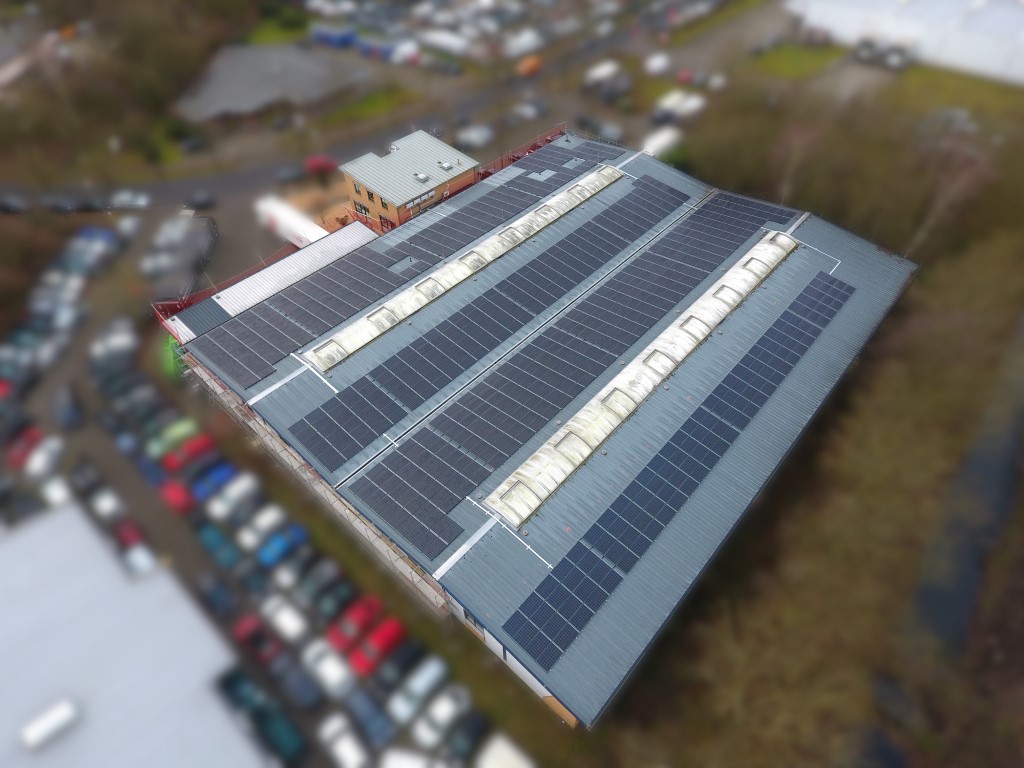 Autowerkstatt mit Trapezblechdach mit einer PV-Anlage (Mittel)