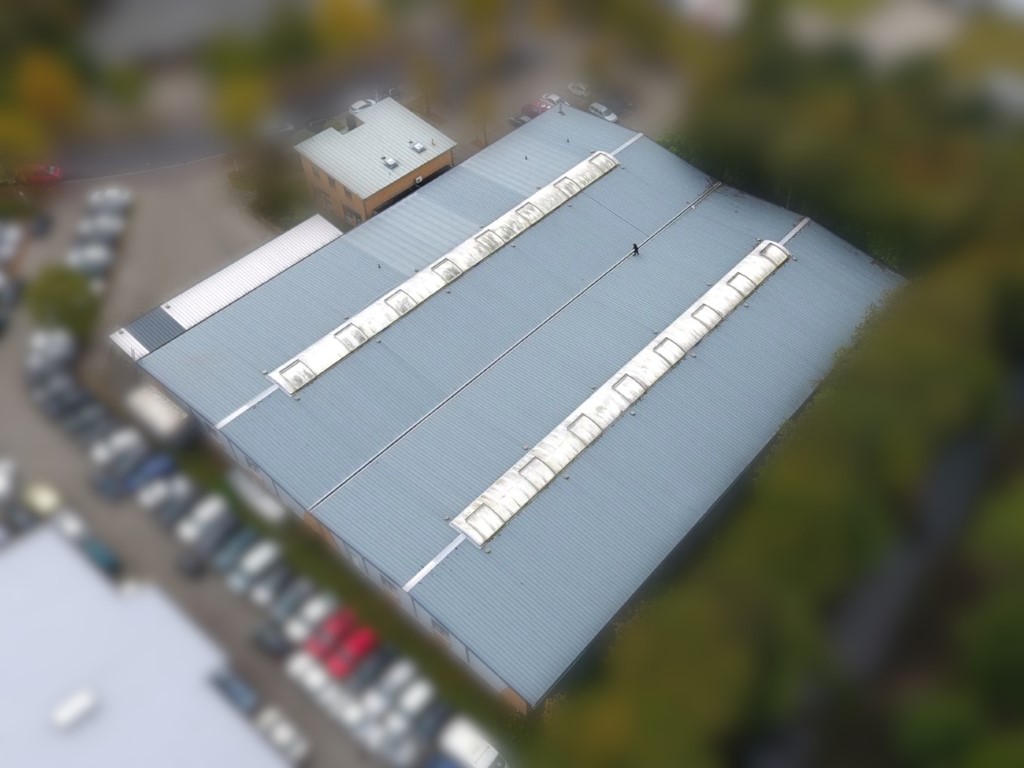 Autowerkstatt mit Trapezblechdach vor der Installation einer PV-Anlage (Mittel)