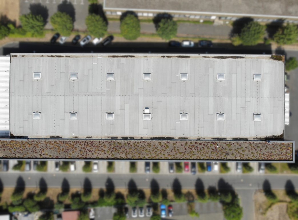 Büro und Lagergebäude mit Flachdach und Blitzschutz