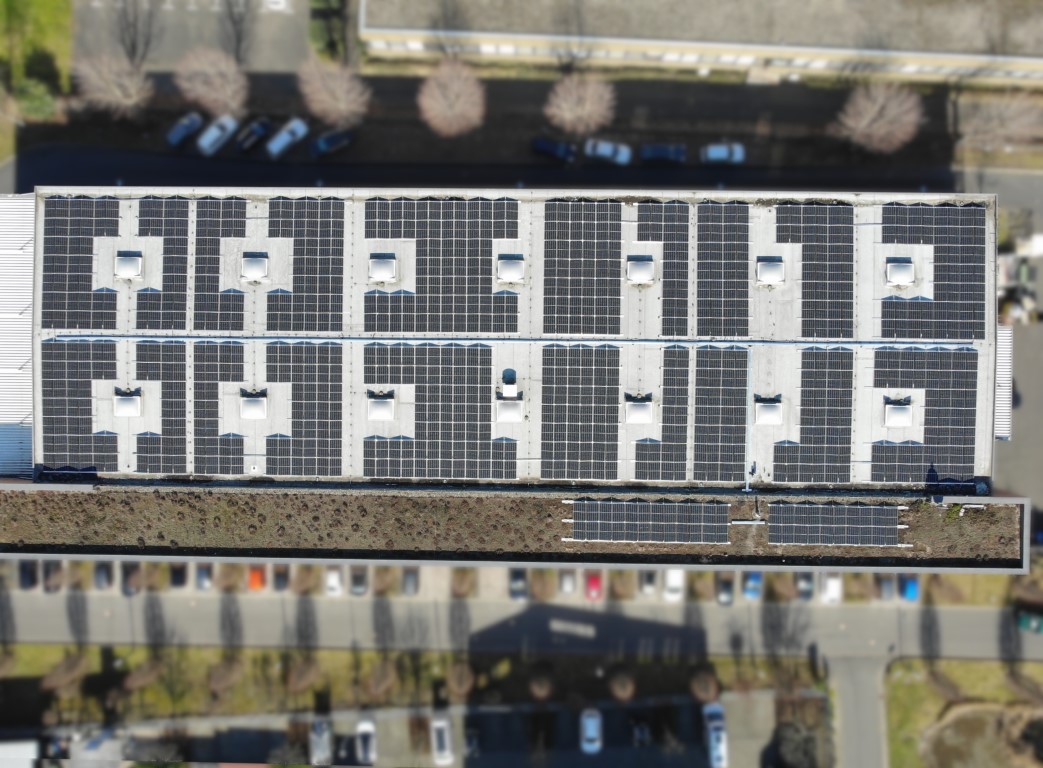 Büro und Lagergebäude mit Photovoltaikanlage auf Flachdach