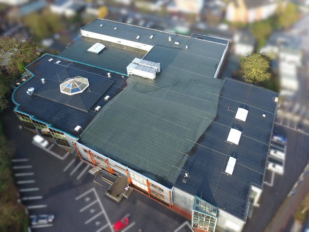 Dach eines Einkaufzentrums mit Falchdach vor der Installation einer Photovoltaikanlage (Mittel)