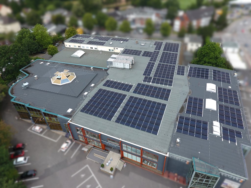 Dach eines Einkaufzentrums mit Photovoltaikanlage bei schönem Wetter (Mittel)