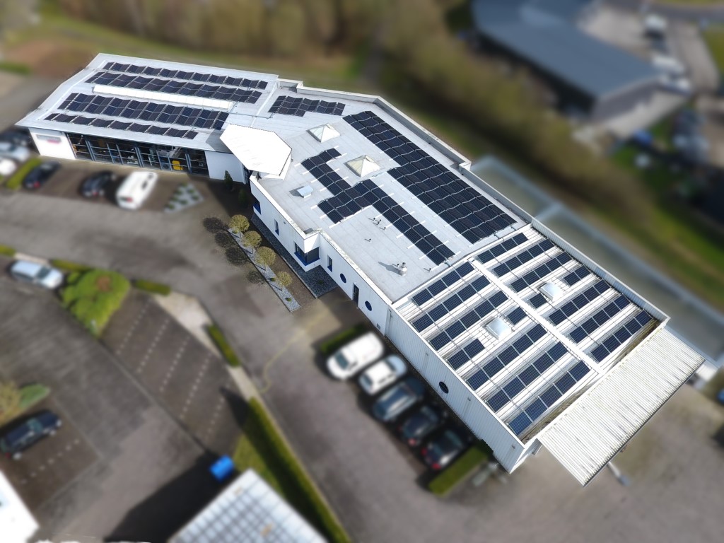 Dachfläche eines Unternehmens mit Flachdach und Trapezblechdach nach der Installation einer Photovoltaikanlage (Mittel)