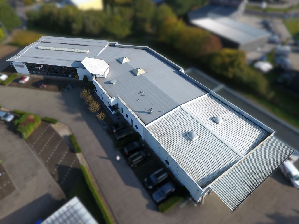 Dachfläche eines Unternehmens mit Flachdach und Trapezblechdach vor der Installation einer Photovoltaikanlage (Mittel)