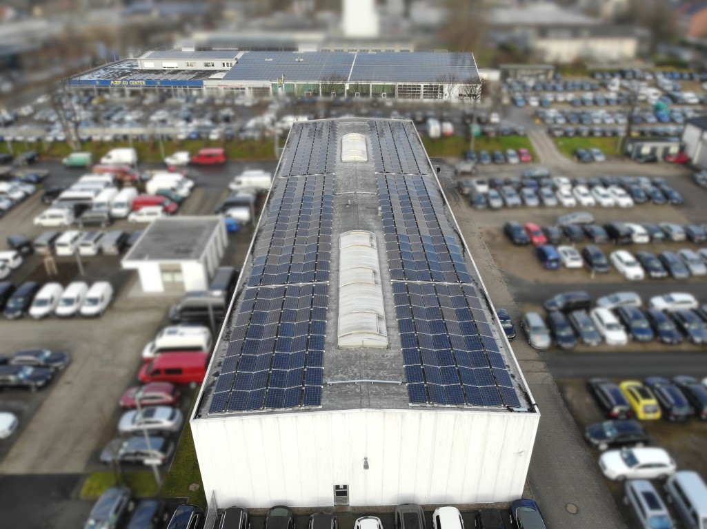 Fahrzeughändler mit Photovoltaikanlage auf den Hallen (Mittel)