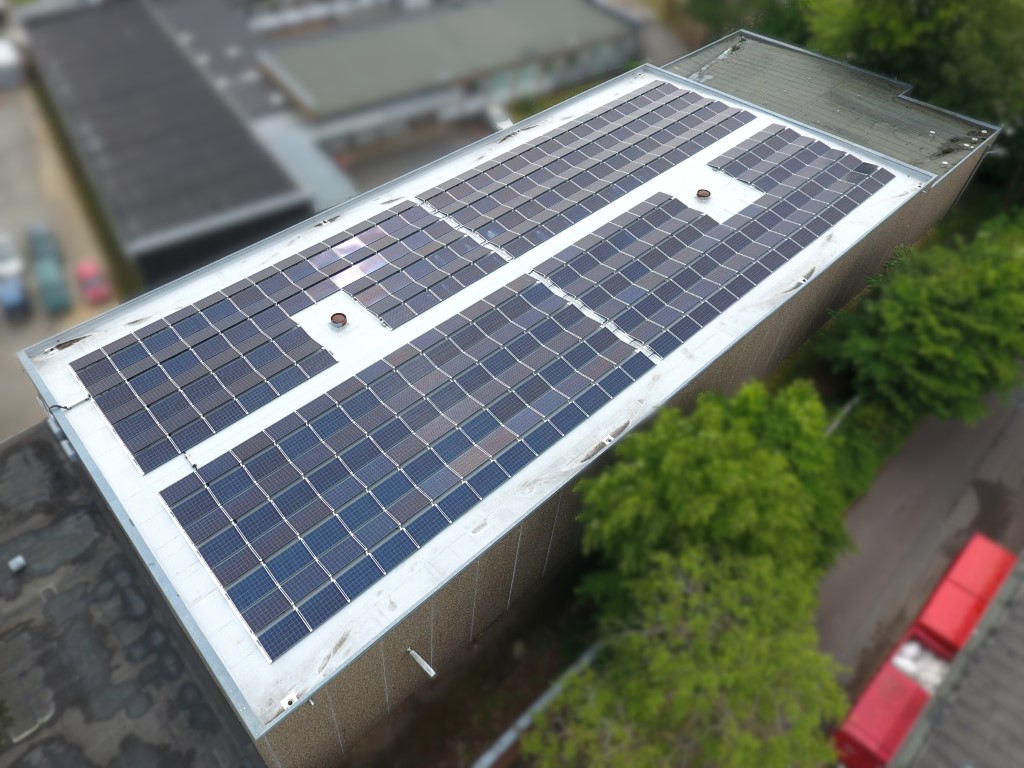 Flachdach mit Folieneindeckung und Photovoltaikanlage mit Ost-West-Aufständerung (Mittel)