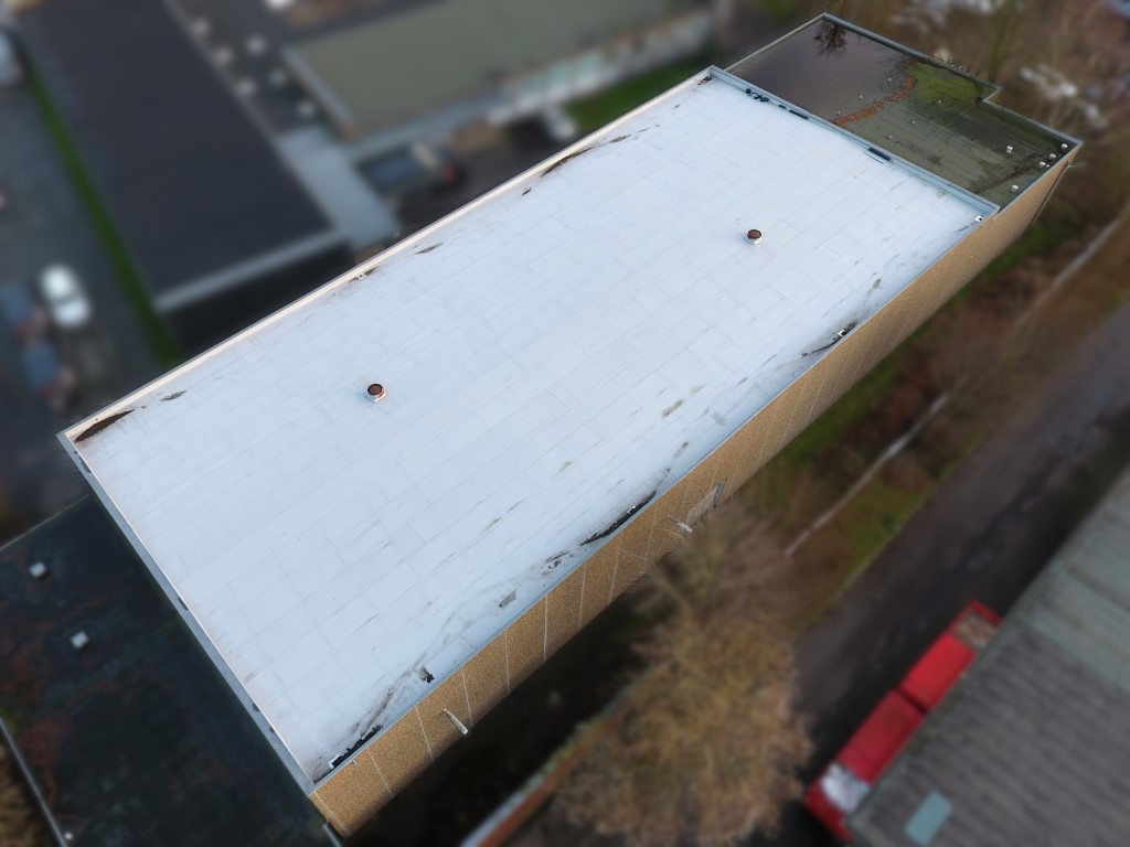 Flachdach mit Folieneindeckung vor der Installation einer PV-Anlage (Mittel)