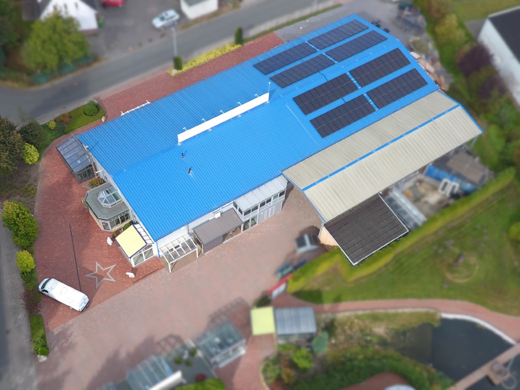 Gewerbehalle mit Trapezblecheindeckung mit Photovoltaikanlage (Mittel)