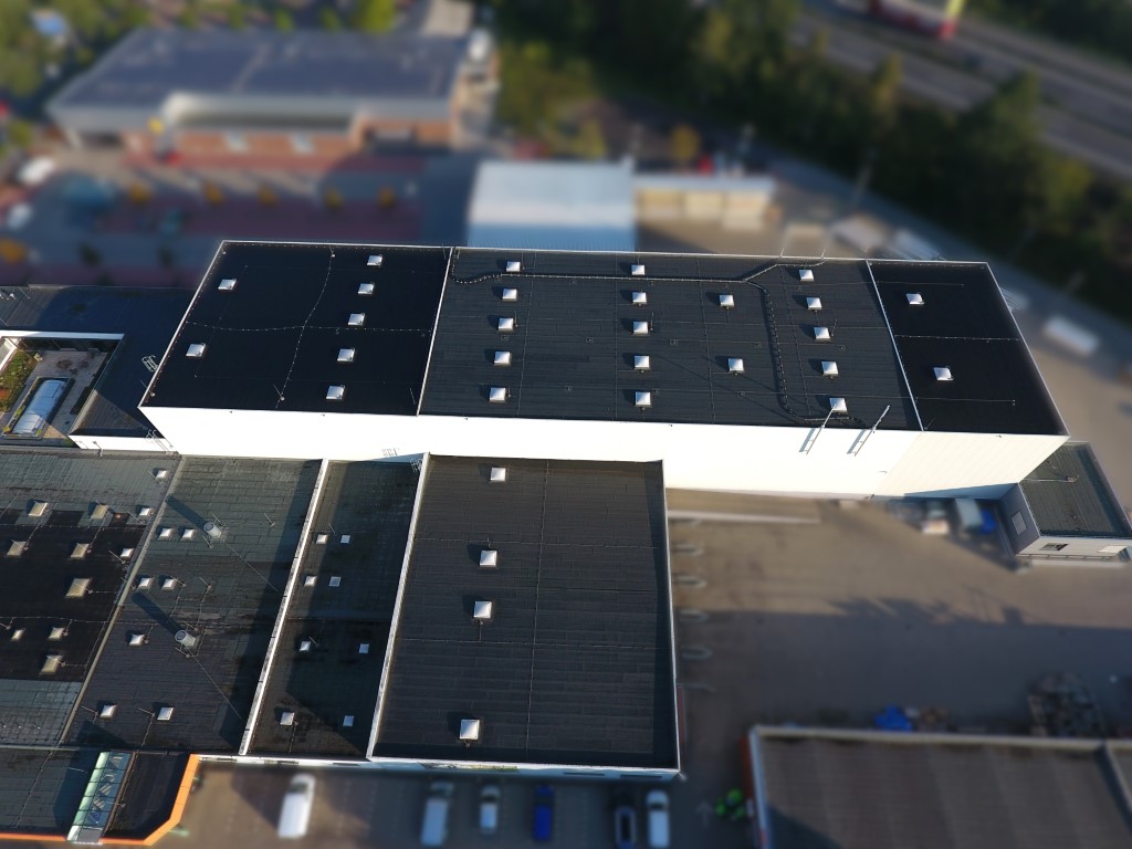 Lagergebäude vor dem Bau einer Photovoltaikanlage (Mittel)