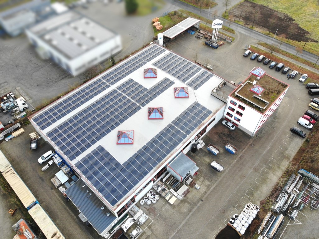 Metallverarbeitendes Unternehmen mit Photovoltaikanlage (Groß) (Mittel)