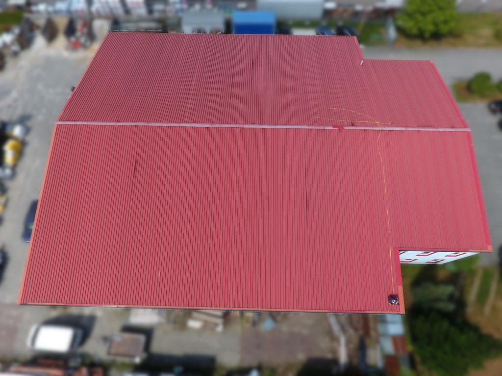 Unternhemen mit rotem Dach ohne Photovaoltaikanlage beim Aufmaß (Mittel)